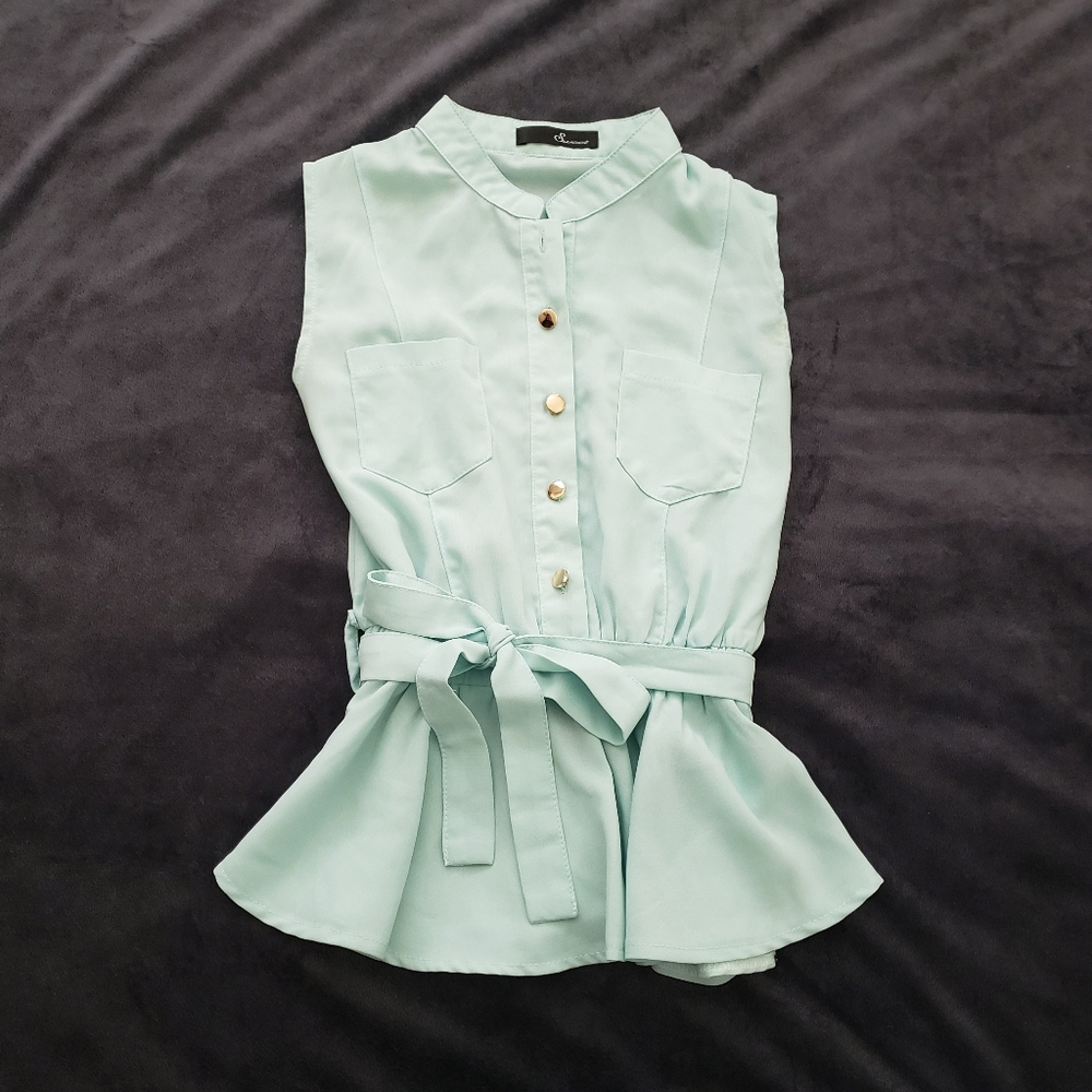 NWOT Mint Sleeveless Buttoned Top